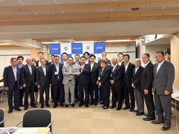 三橋副知事に要望書を手交する池田市長