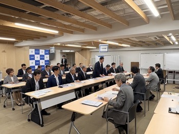 要望書について説明する池田市長