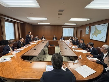 要望書について説明する池田市長