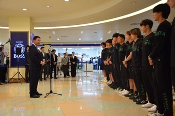 歓迎の挨拶を述べる池田市長（函館空港）