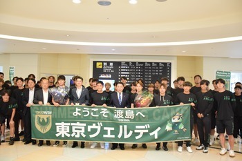 選手・スタッフ・関係者との記念撮影（函館空港）
