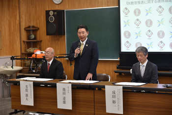 あいさつを述べる池田市長