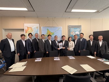 石川国土交通省北海道局長への要望書手交写真