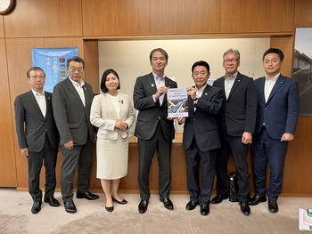 広瀬農林水産大臣政務官への要望書手交写真