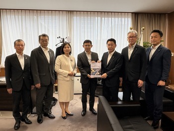 藤田水産庁長官への要望書手交写真