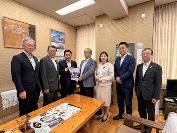 谷村林野庁次長への要望書手交写真