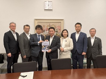 山下財務省主計局主査への要望書手交写真