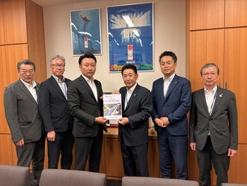 高橋祐介衆議院議員への要望書手交写真