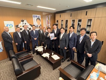 岩本剛人参議院議員への要望書手交写真