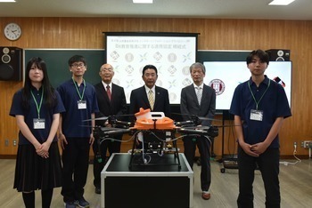 生徒も交じっての記念撮影