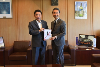 山下代表取締役から目録を受け取る池田市長