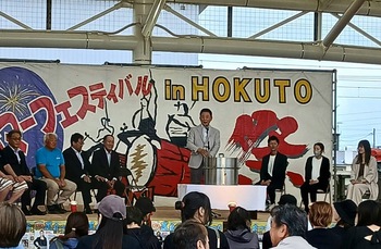 タイムカプセル開封式で挨拶を行う池田市長