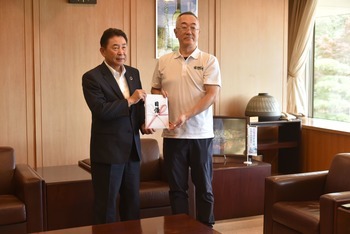 目録を受け取る池田市長