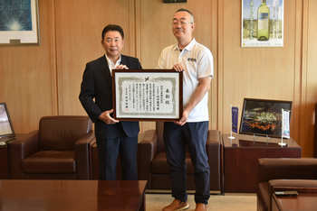 表彰状を贈呈する池田市長