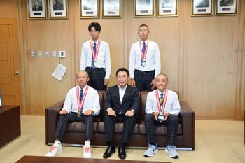 函館港西リトルシニアの皆さんと記念撮影