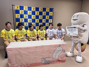 ずーしーほっきーが選手にインタビューしている様子3