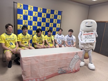 ずーしーほっきーが選手にインタビューしている様子1