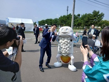 ずーしーほっきーと記念撮影を行う鈴木北海道知事