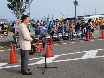 来賓あいさつを行う池田市長