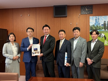 高橋国土交通大臣政務官への要望書手交写真