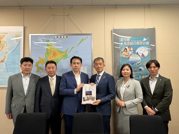 富山国土交通省北海道局長への要望書手交写真