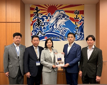 向山淳衆議院議員への要望書手交写真