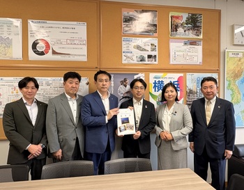 沓掛国土交通省道路局長への要望書手交写真