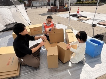 段ボールベットを製作する子ども