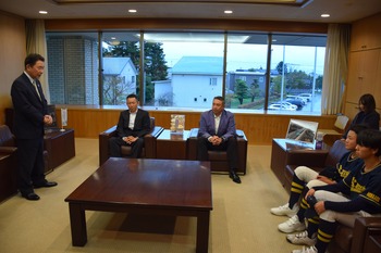 激励の言葉を述べる池田市長