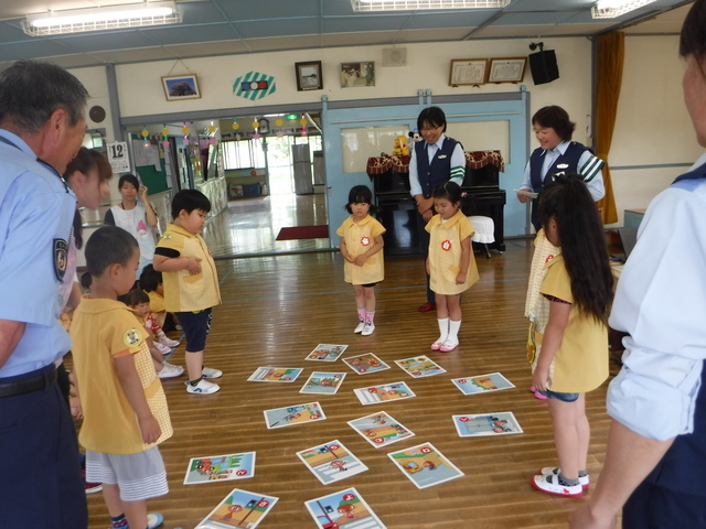 交通安全かるたの様子